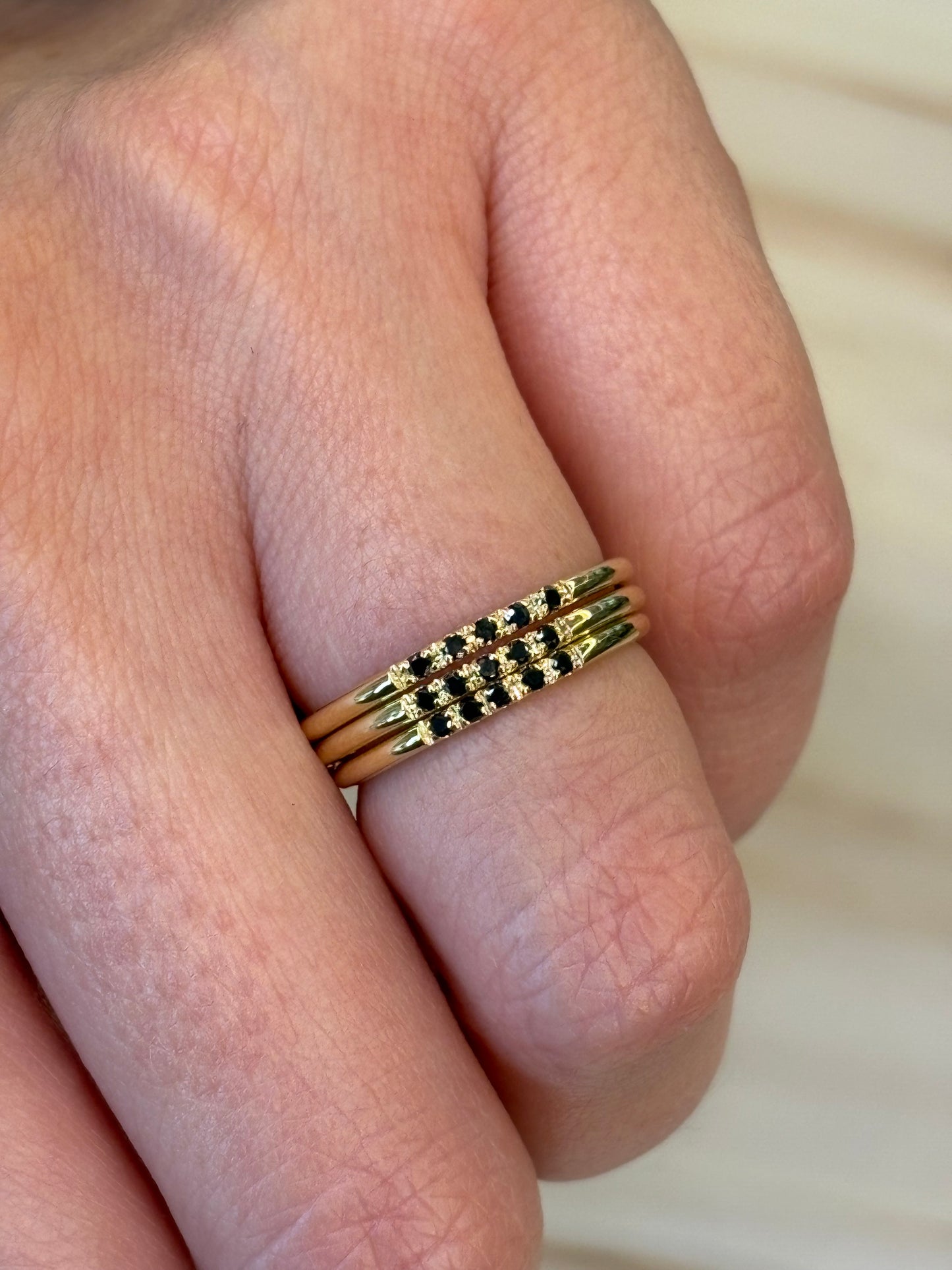 Anillo Liso con Diamantes Negros