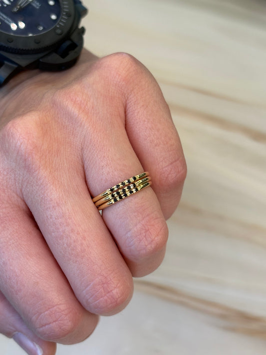 Anillo Liso con Diamantes Negros