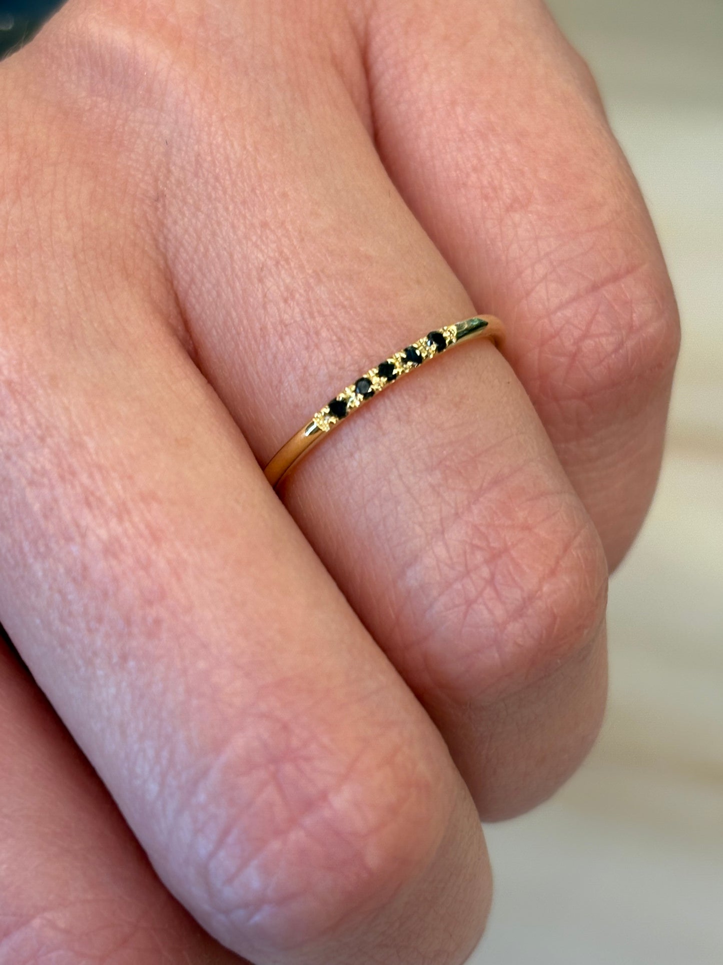 Anillo Liso con Diamantes Negros
