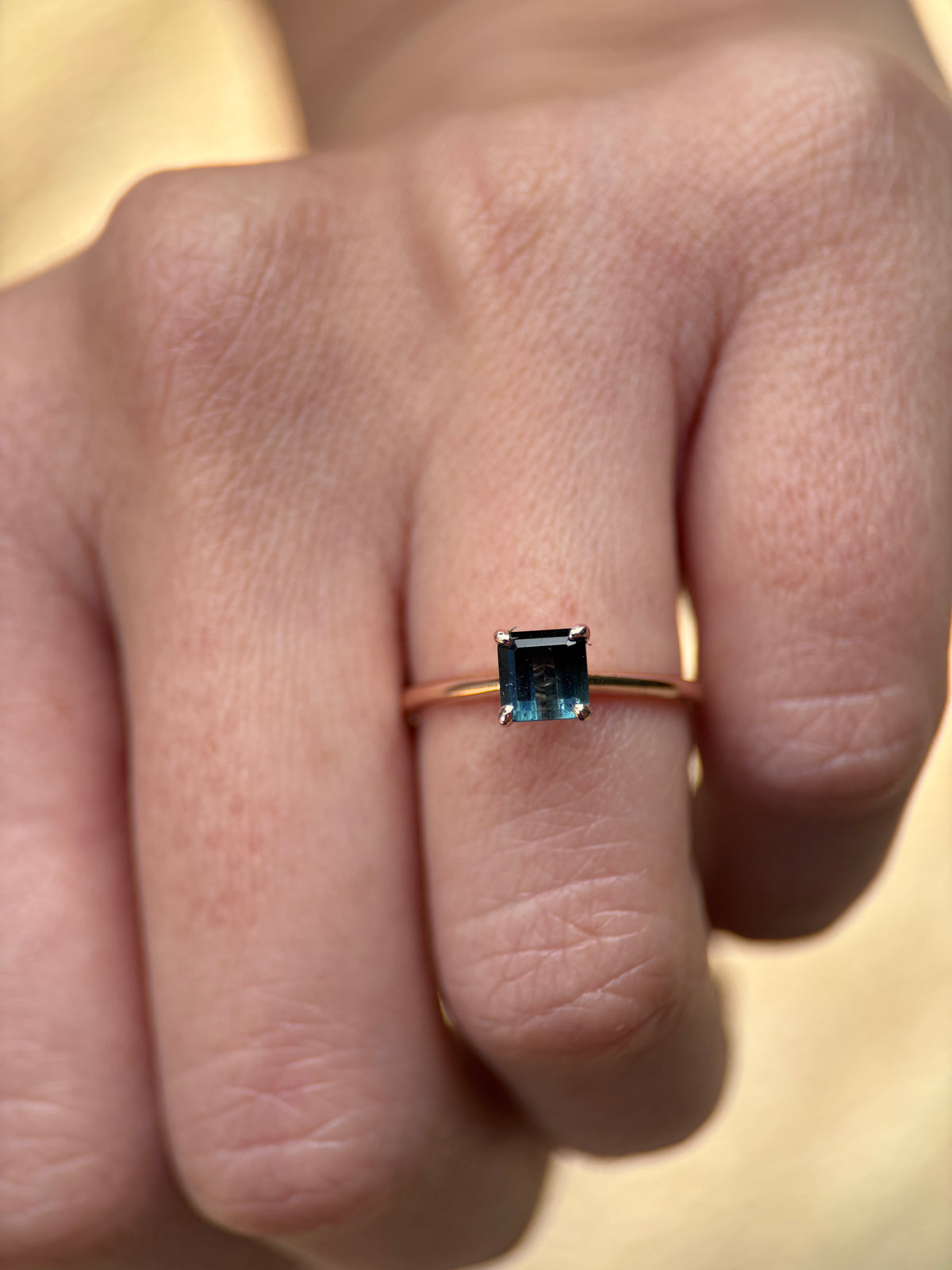 Anillo Turmalina Bicolor de turmalinas en oro de 14K, vista 3 | Emiliana