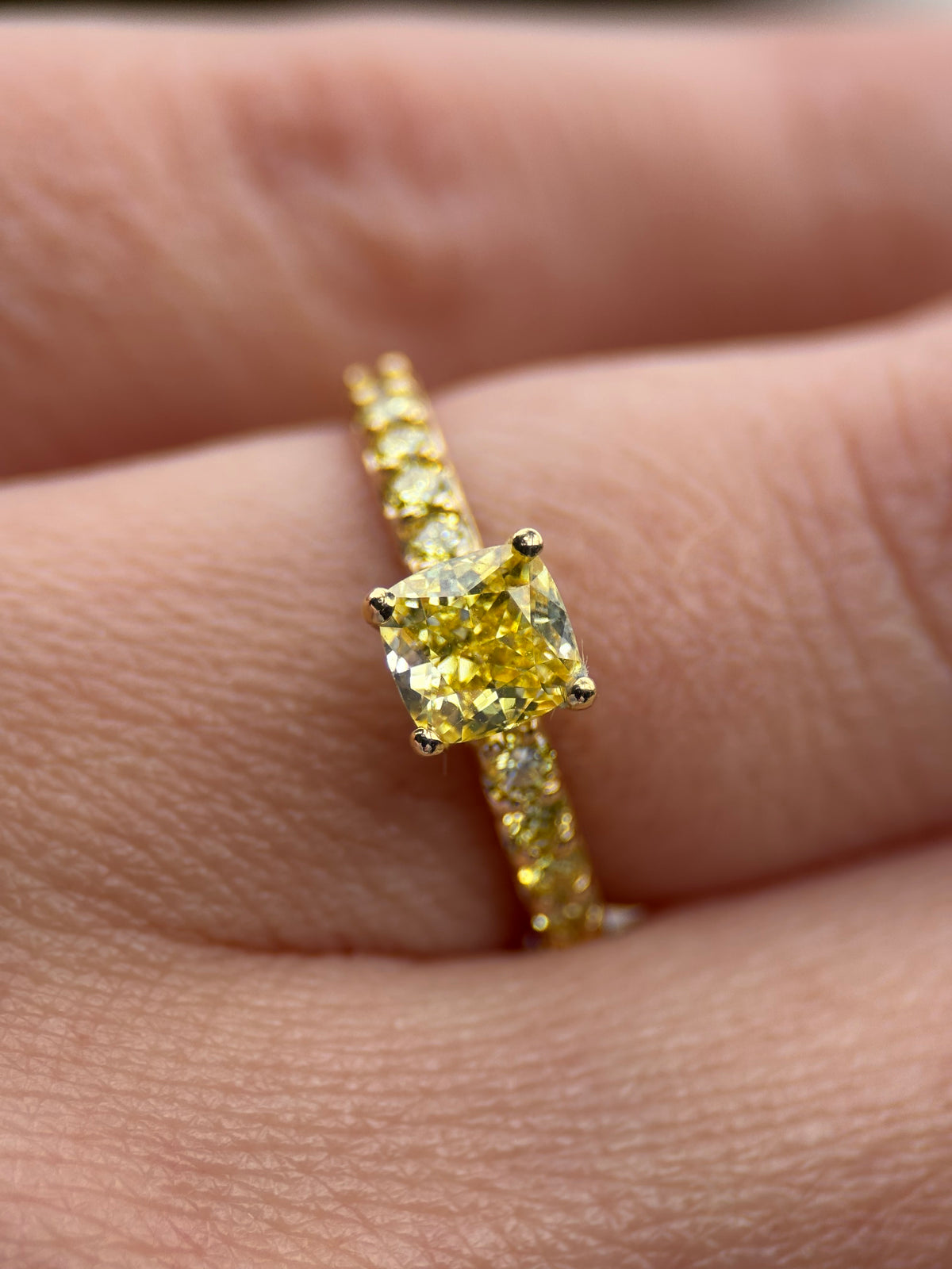 Anillo Giallo de diamantes en oro de 14K, vista 2 | Emiliana