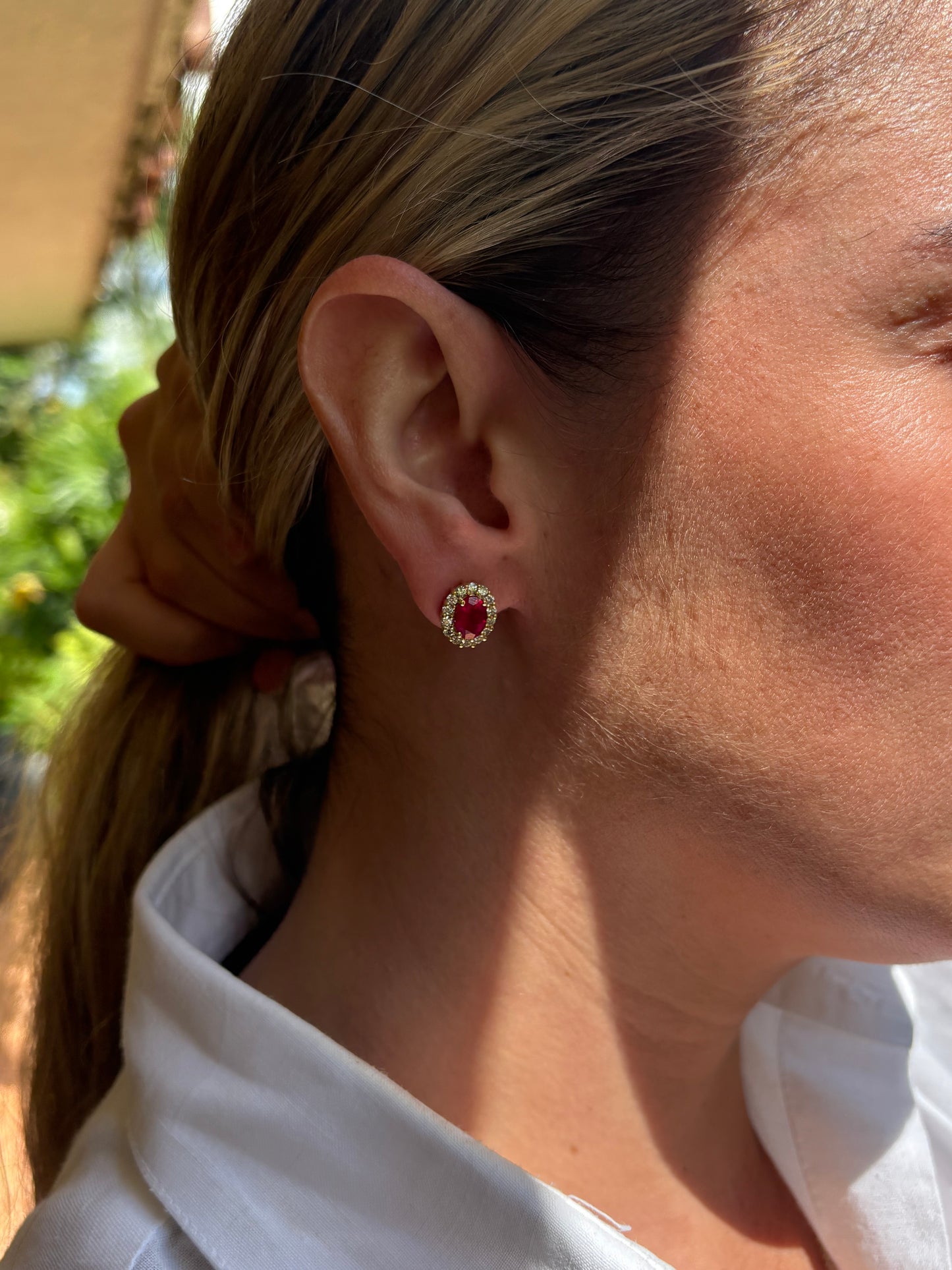 Aretes roseta de rubí medianos