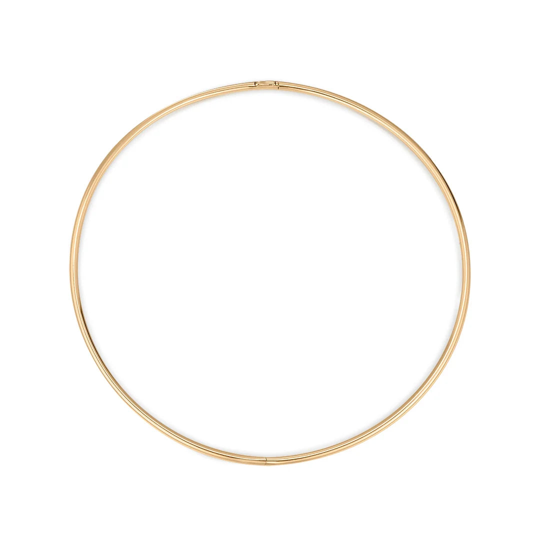 Detalle del collar rígido Minimal en oro sólido de 14K
