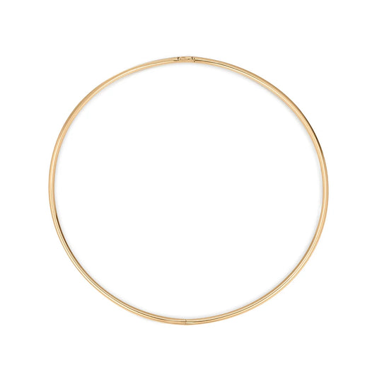 Detalle del collar rígido Minimal en oro sólido de 14K