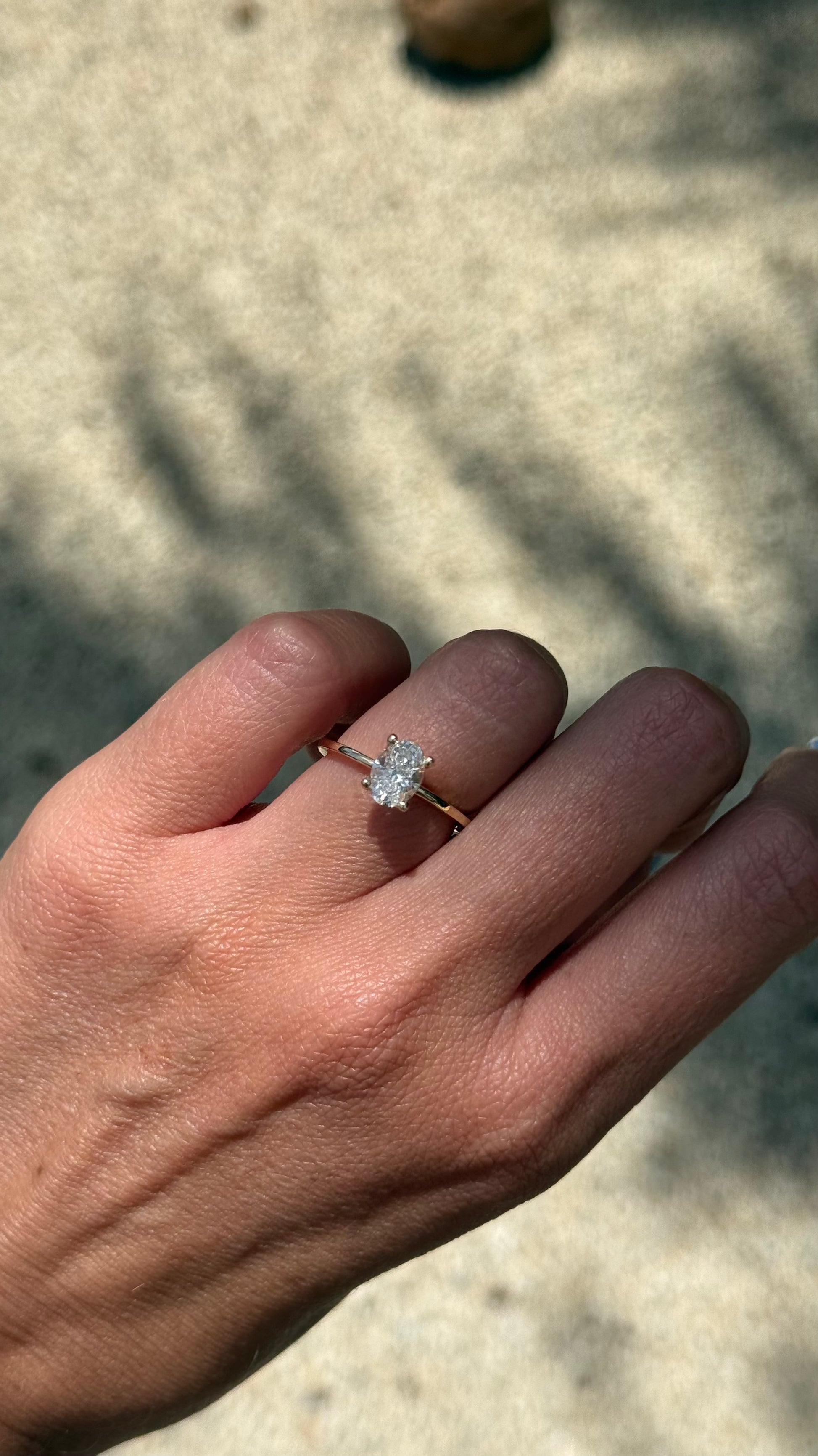 Anillo de compromiso Solitario Oval de Emiliana en oro de 14K