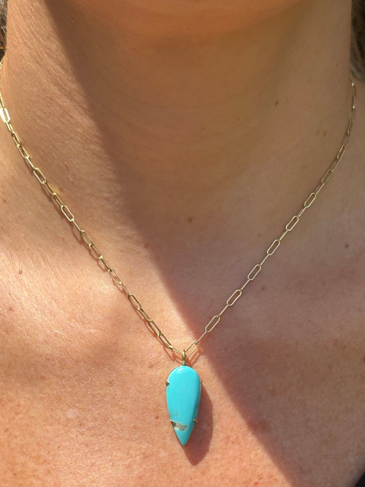 Collar de turquesa corte gota en oro amarillo 10K | Emiliana