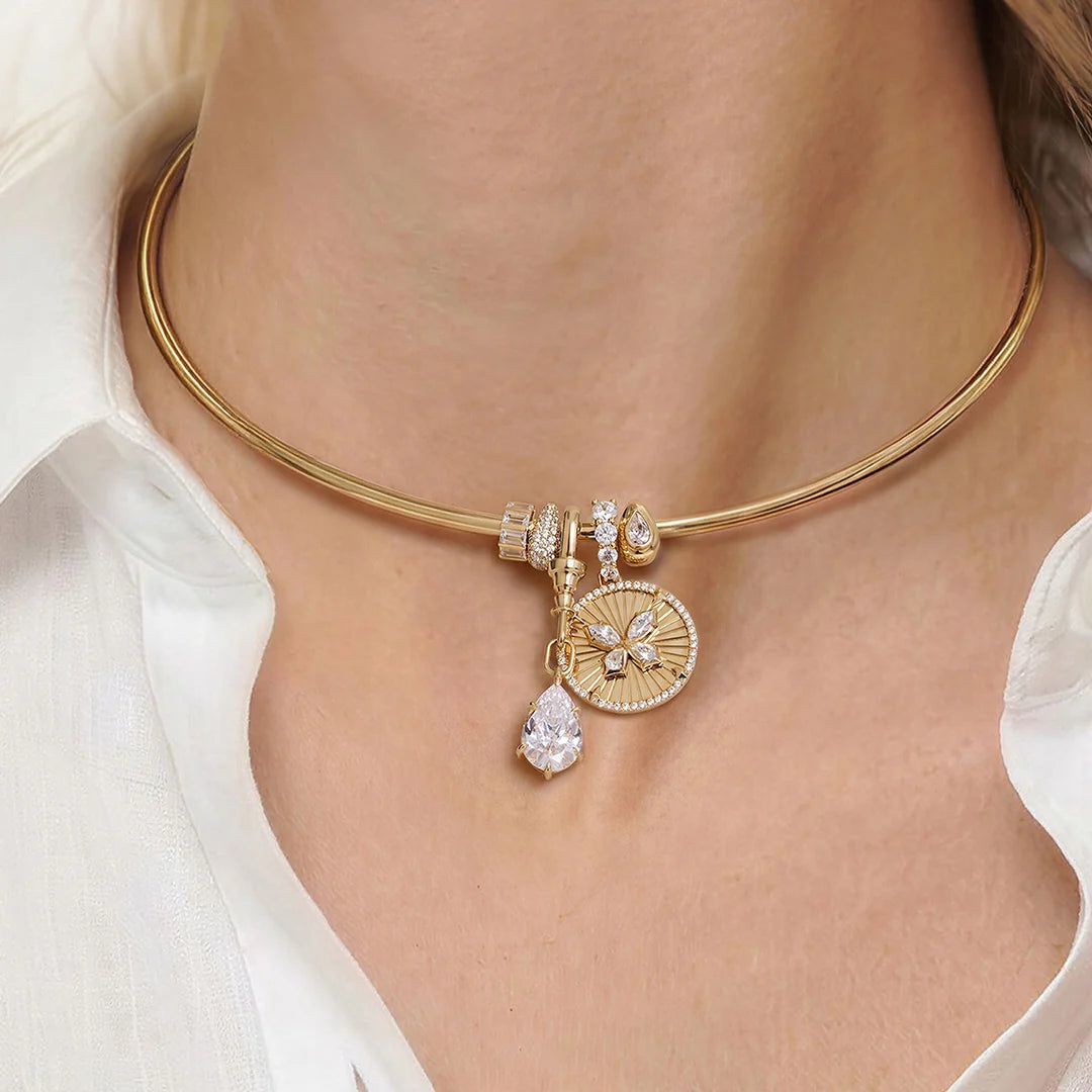 Collar rígido Minimal de Emiliana usado sobre el escote