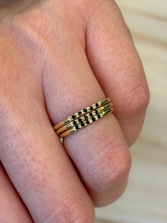 Anillo Liso con Diamantes Negros
