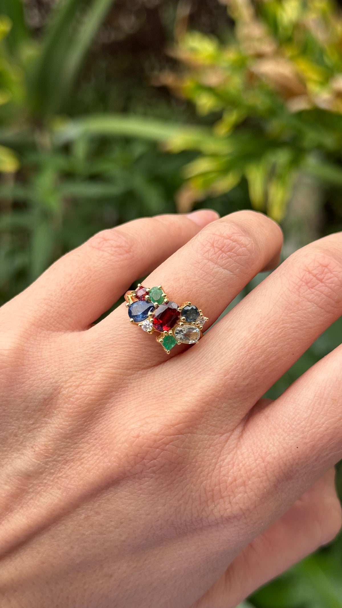 Anillo Familiar de Emiliana en oro de 14K con piedras de nacimiento personalizadas