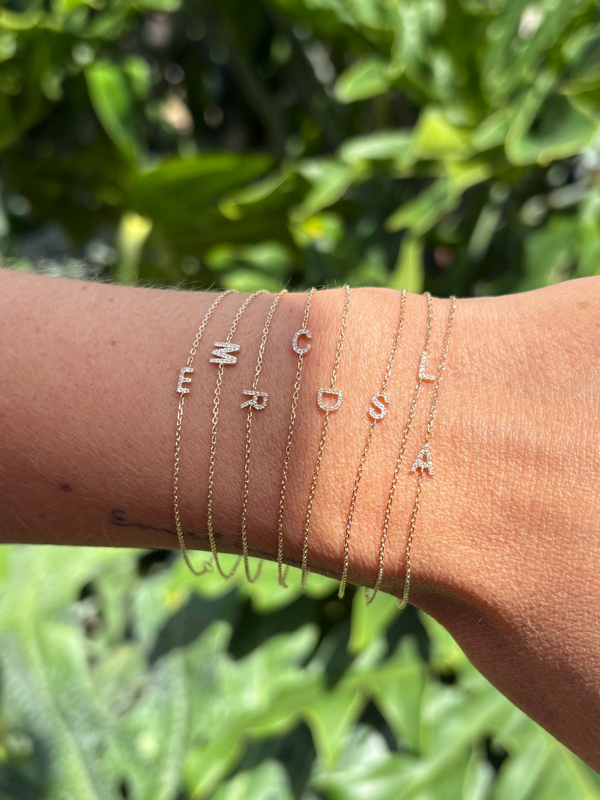 Pulsera Letra Pavé de diamantes – joyería fina en oro de 14K | Emiliana