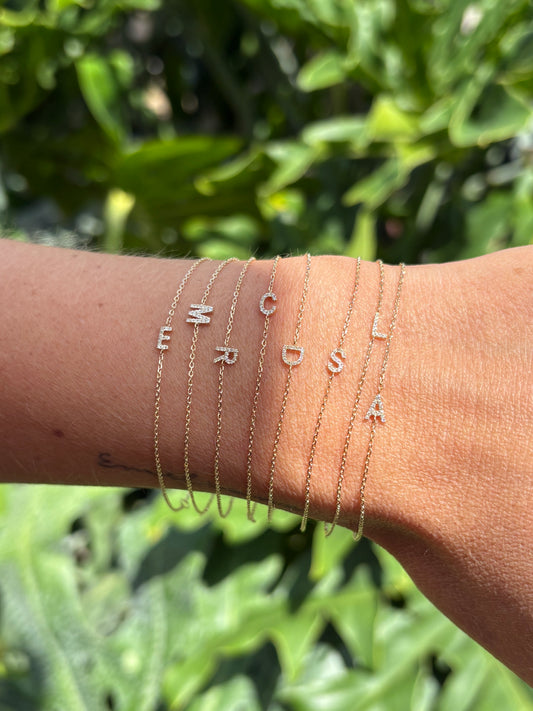 Pulsera Letra Pavé de diamantes – joyería fina en oro de 14K | Emiliana