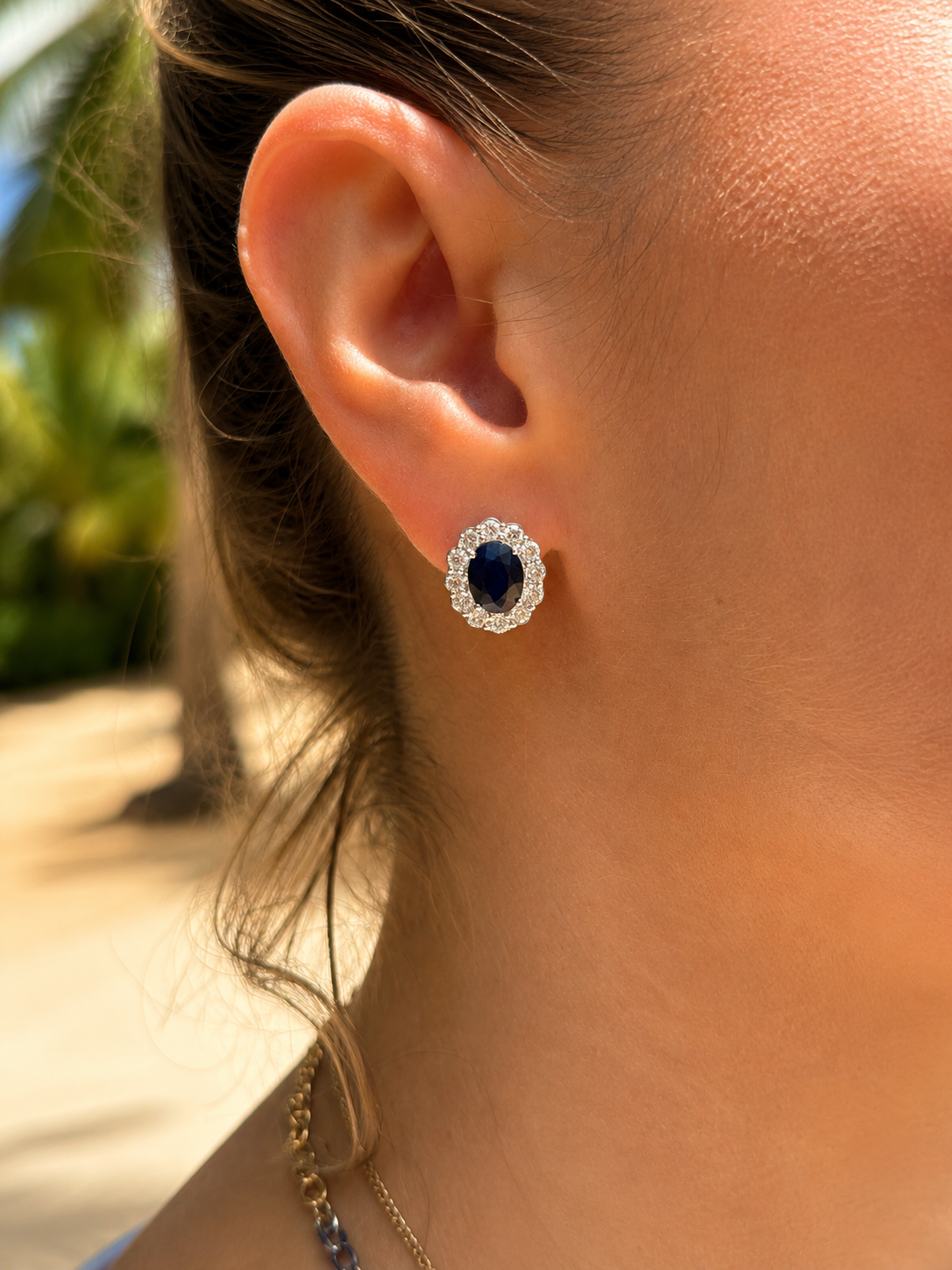 Aretes Diana Zafiro 9x7 de diamantes en oro de 14K, vista 2 | Emiliana