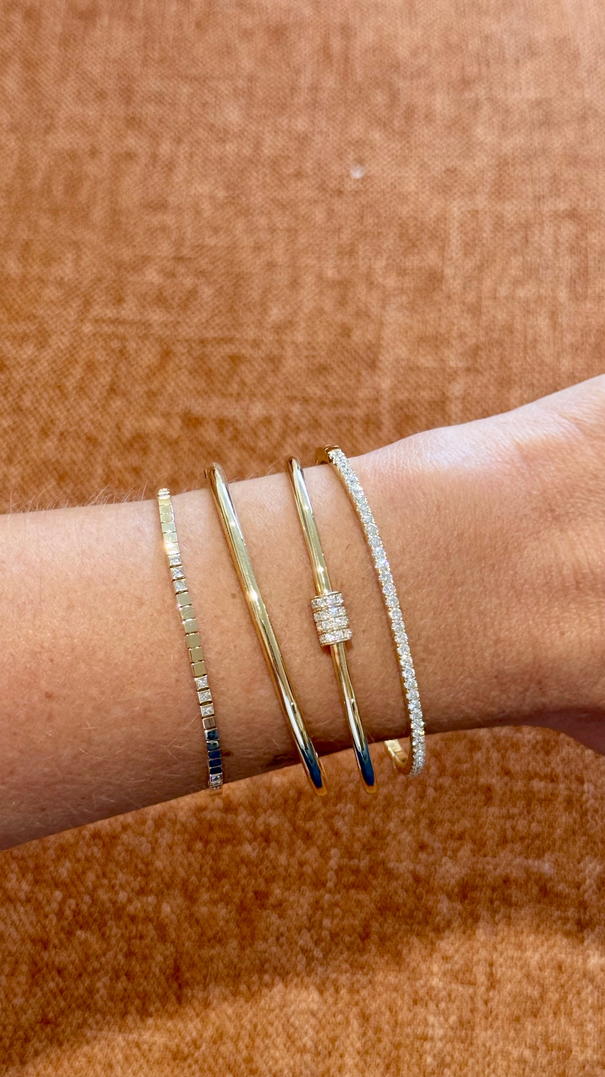 Detalle del pavé de diamantes de la pulsera bangle en oro de 14K