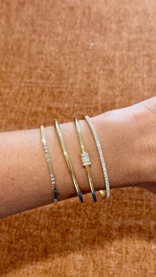 Detalle del pavé de diamantes de la pulsera bangle en oro de 14K