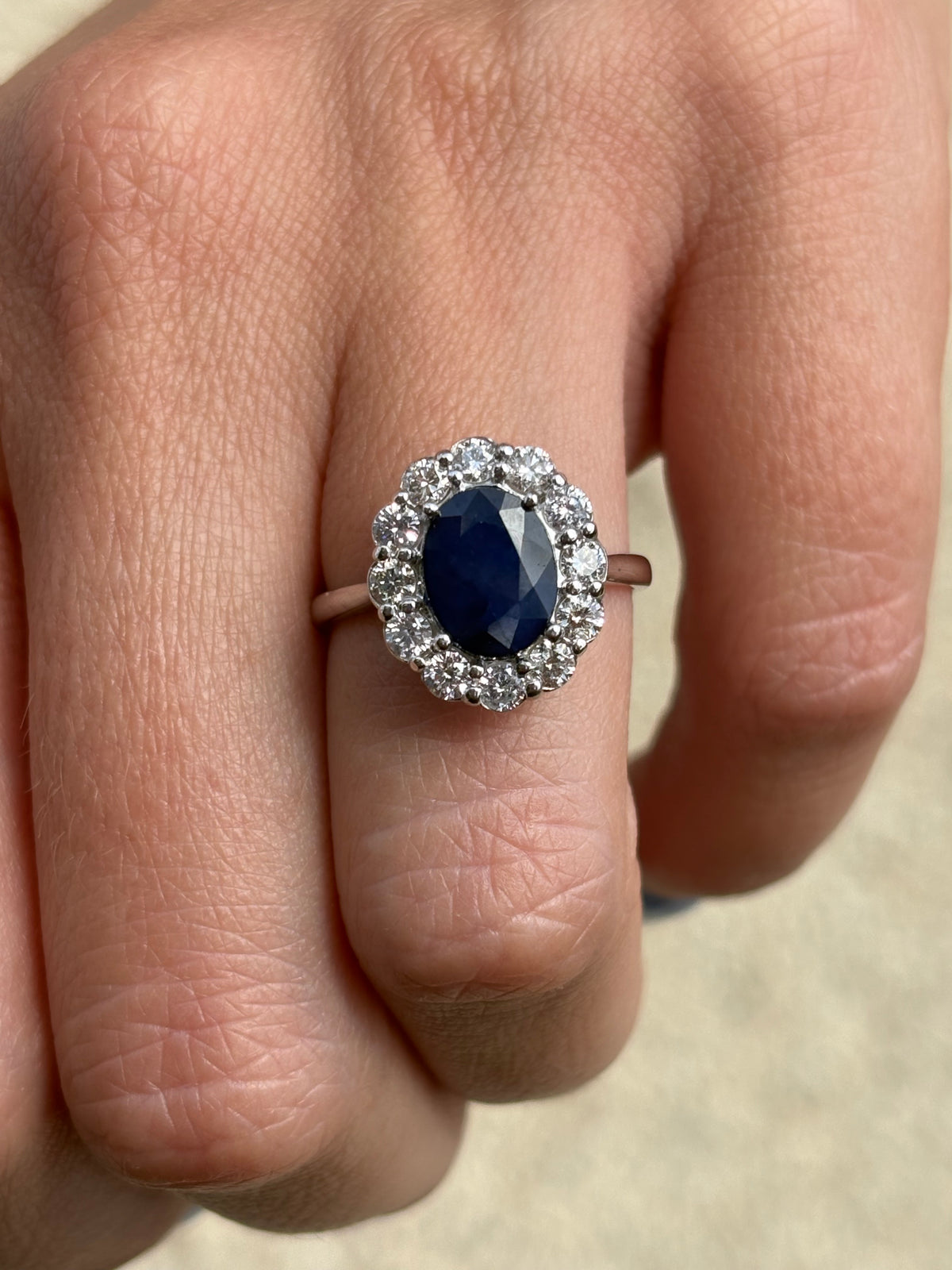 Anillo Diana con zafiro de Madagascar 9x7 – joyería fina en oro de 14K | Emiliana