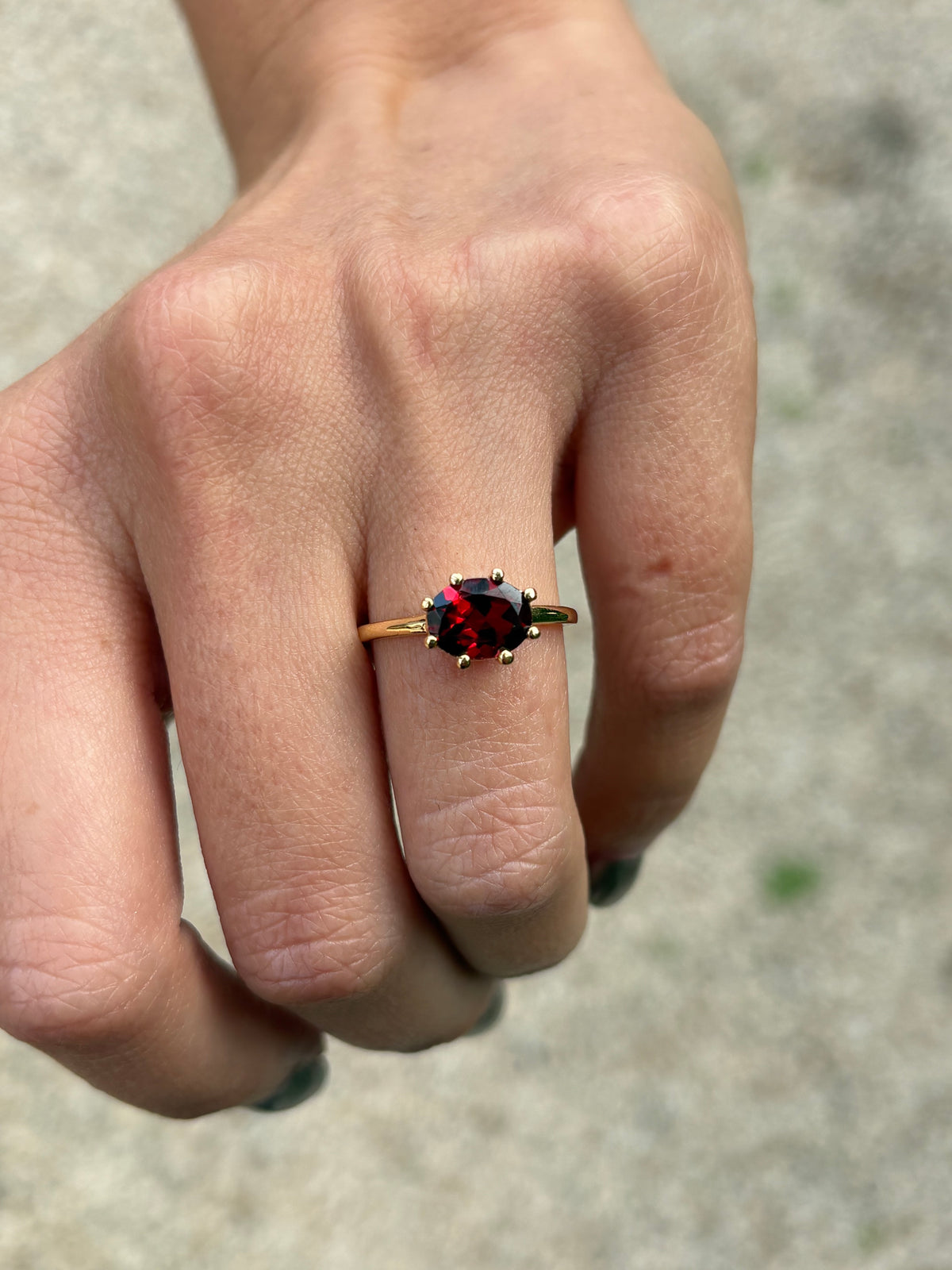 Anillo Olivia Granate en oro de 14K, vista 2 | Emiliana