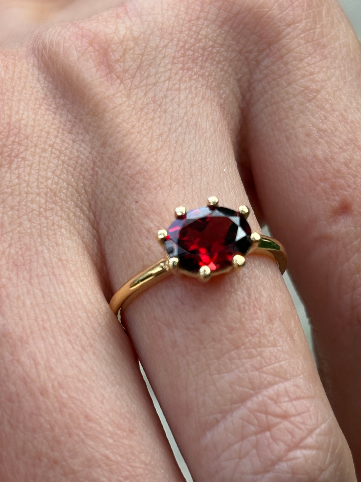 Anillo Olivia Granate en oro de 14K, vista 3 | Emiliana