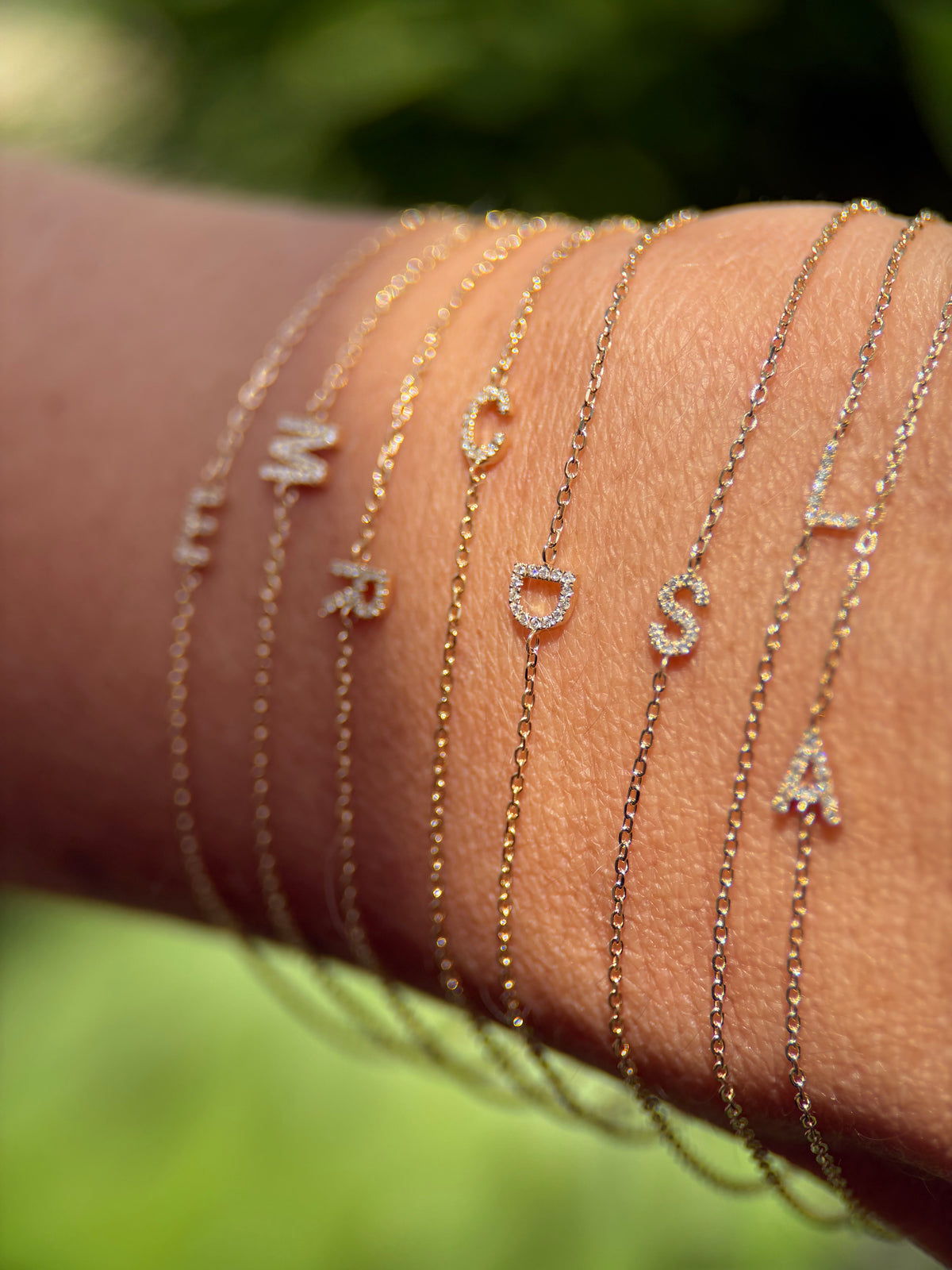 Pulsera Letra Pavé de diamantes en oro de 14K, vista 6 | Emiliana