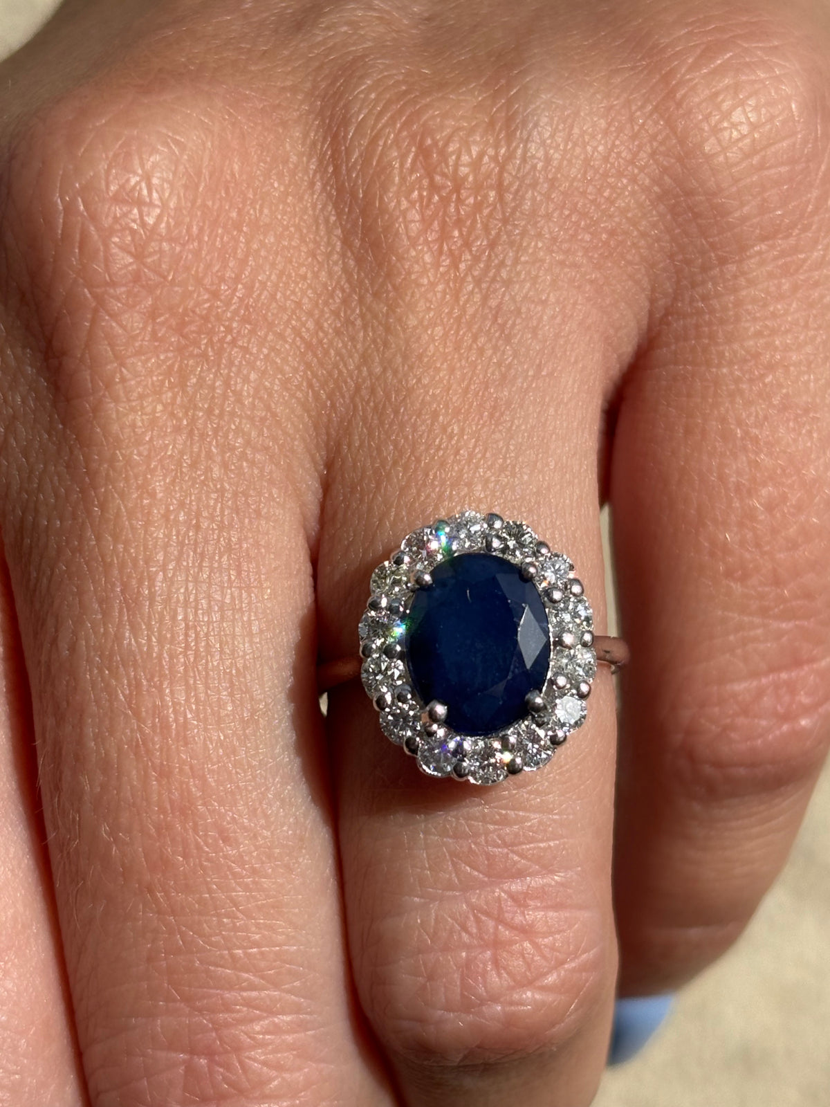 Anillo Diana con zafiro de Madagascar 10x8 – joyería fina en oro de 14K | Emiliana
