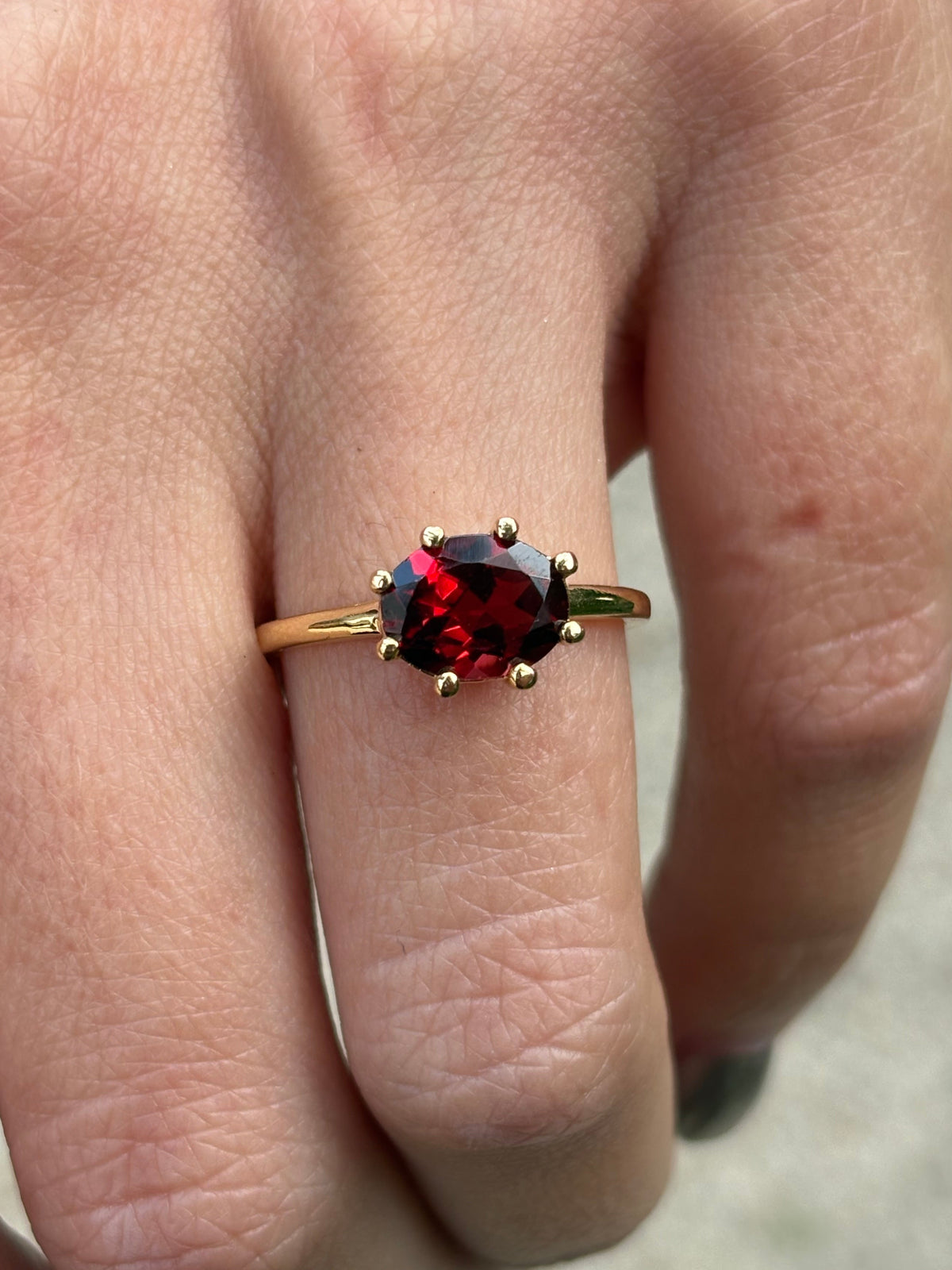 Anillo Olivia de granate oval – joyería fina en oro de 14K | Emiliana