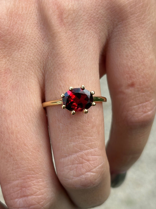 Anillo Olivia de granate oval – joyería fina en oro de 14K | Emiliana