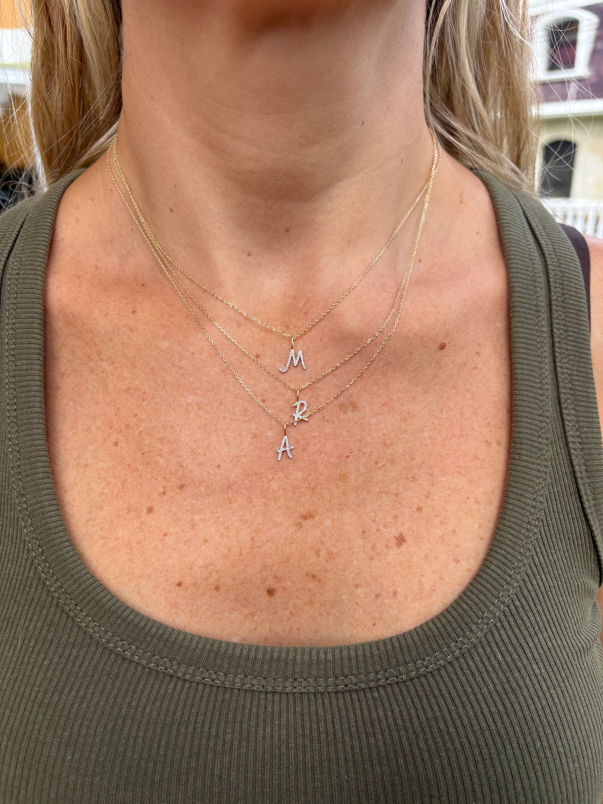 Collar Letra Pavé de diamantes en oro de 14K, vista 5 | Emiliana