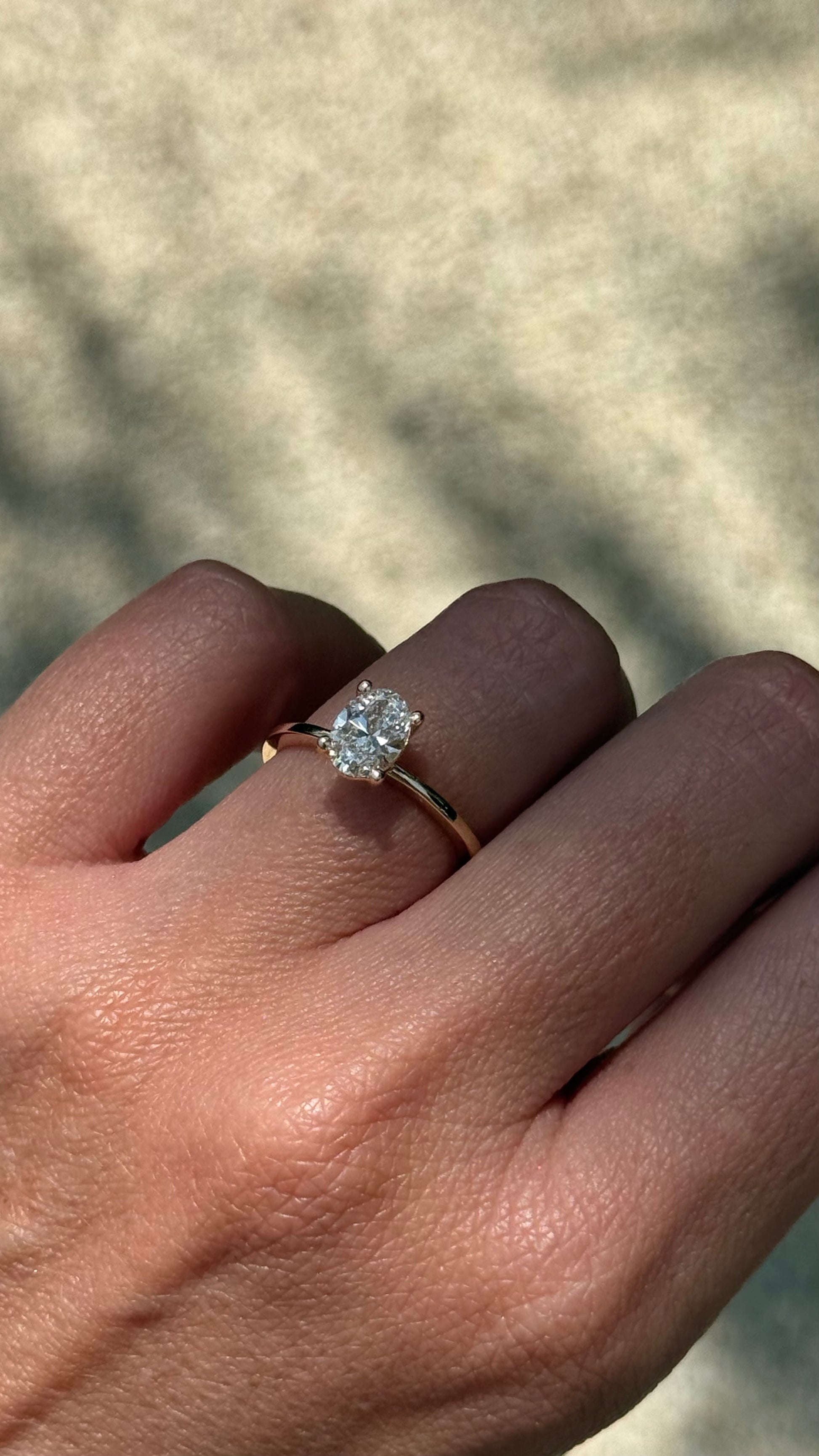 Detalle del diamante oval de 1 ct, color D y claridad VS1, en engaste solitario de oro 14K