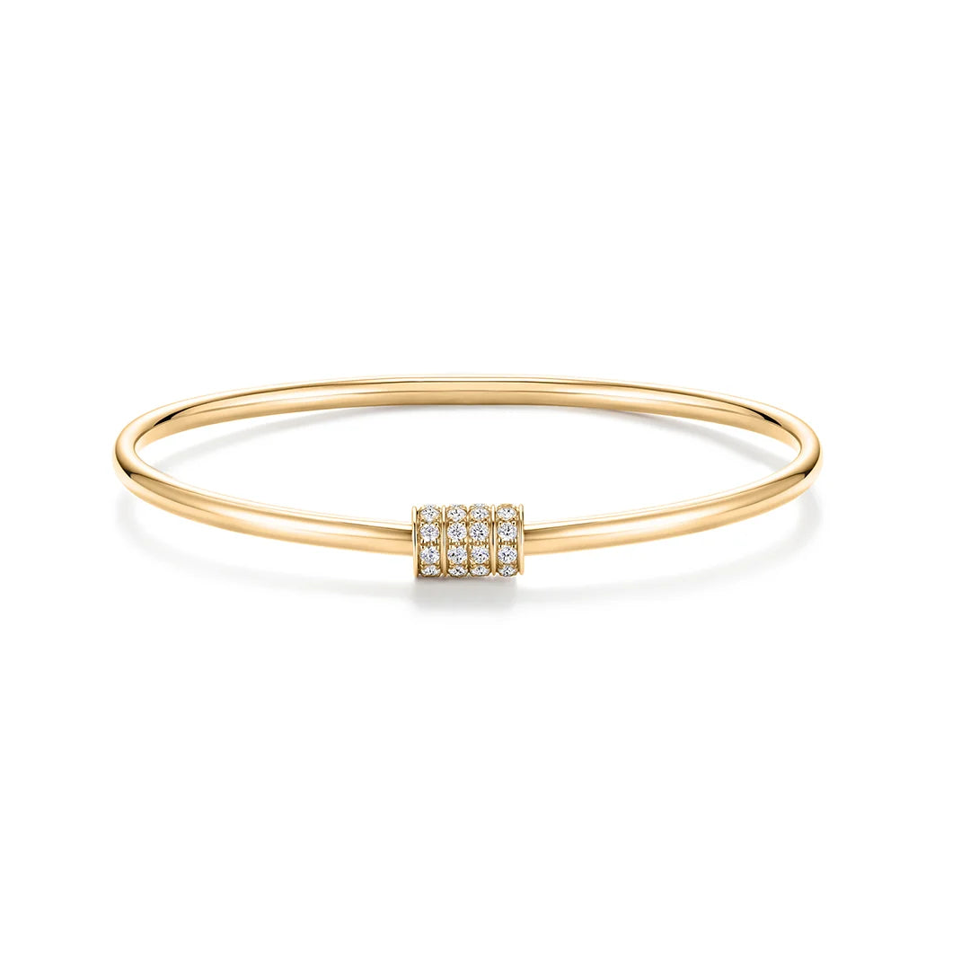 Pulsera bangle rígida en oro de 14K con charm de .54 ct en diamantes