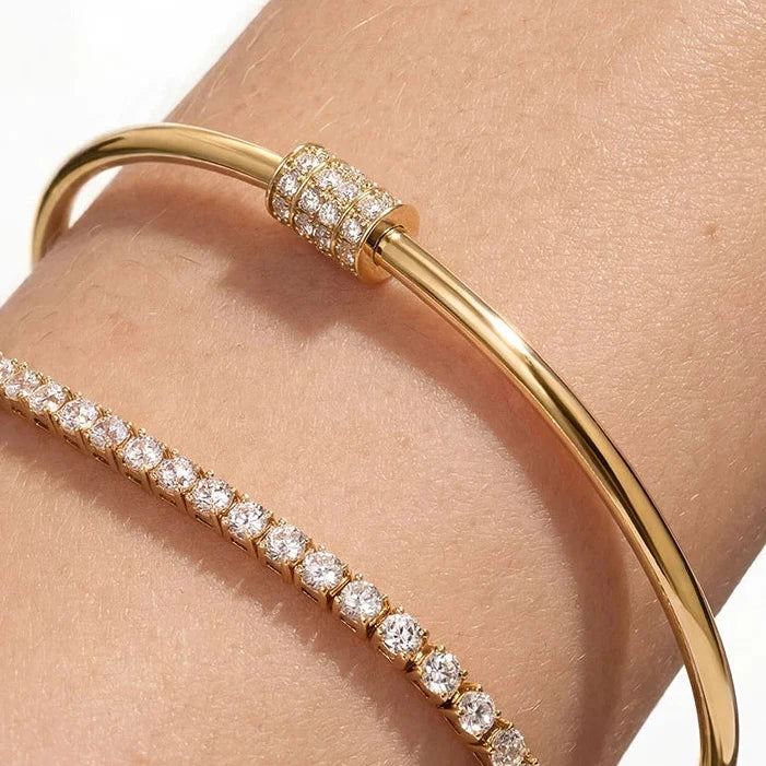 Pulsera bangle de diamantes de Emiliana, 47 x 57 mm de diámetro