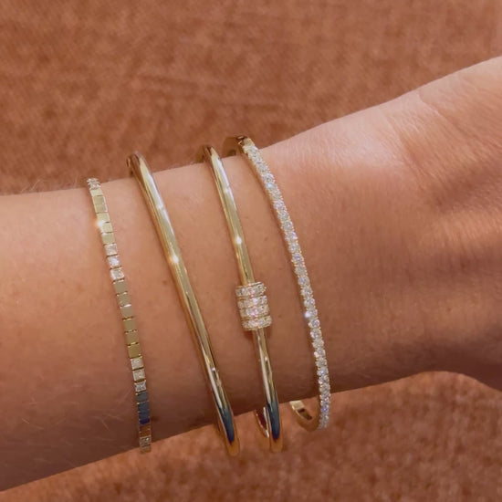 Video de la pulsera bangle pavé de diamantes en oro de 14K