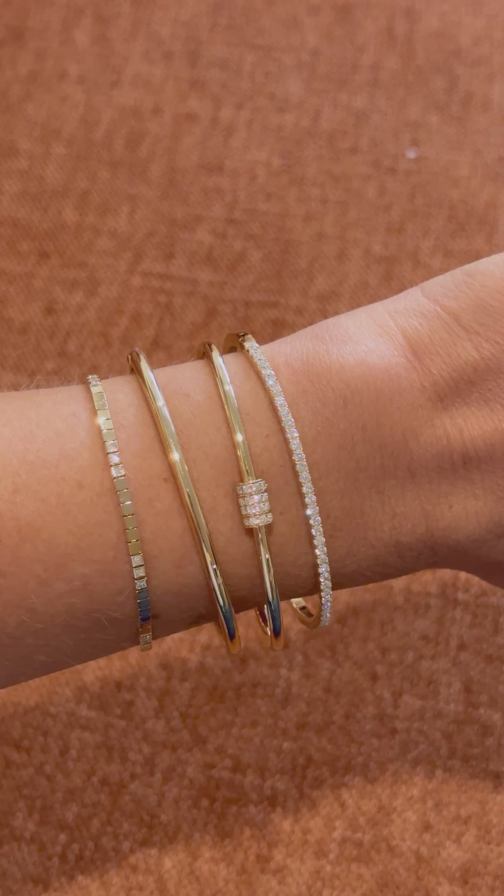 Video de la pulsera bangle pavé de diamantes en oro de 14K