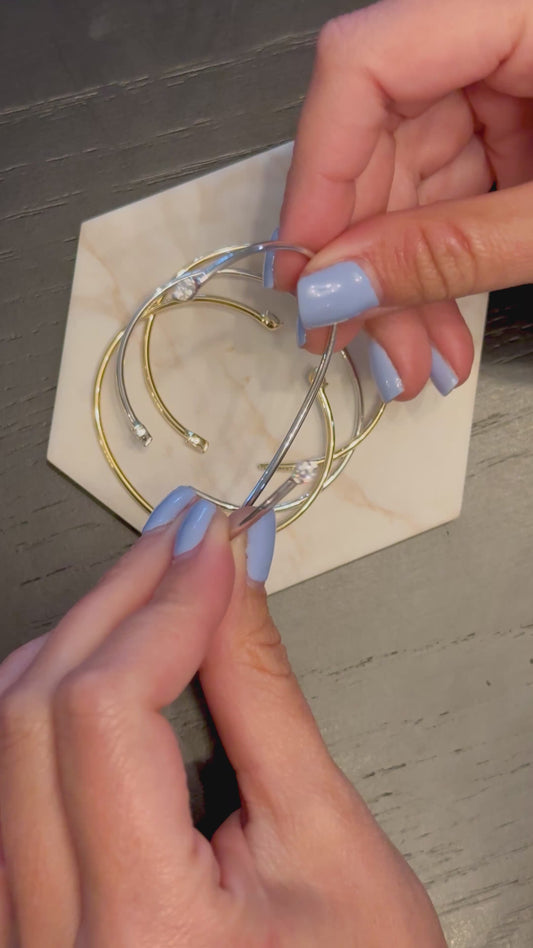 Video de la pulsera flexible abierta con diamantes en oro de 14K
